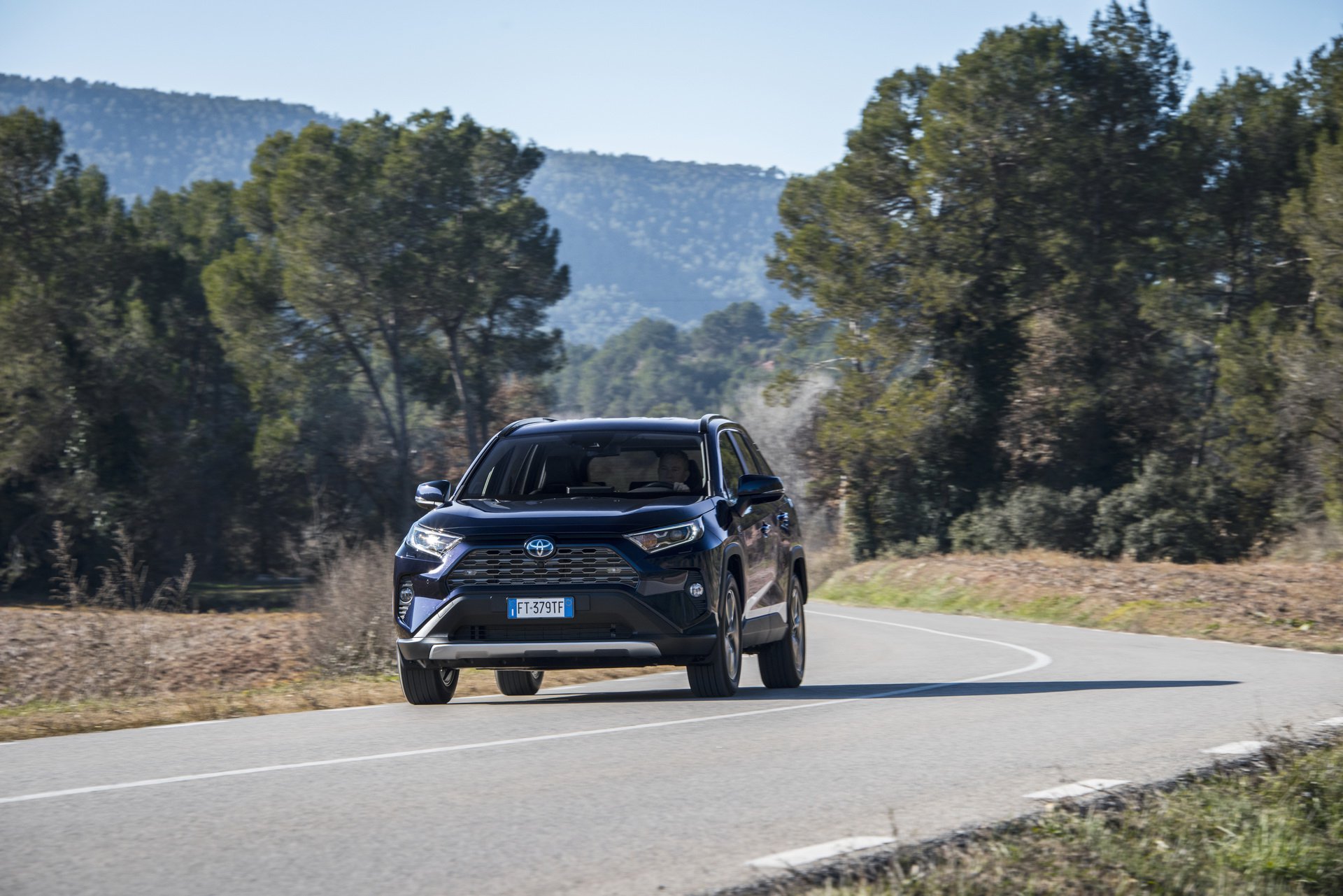 0a22c297-2019-toyota-rav4-hybrid-17