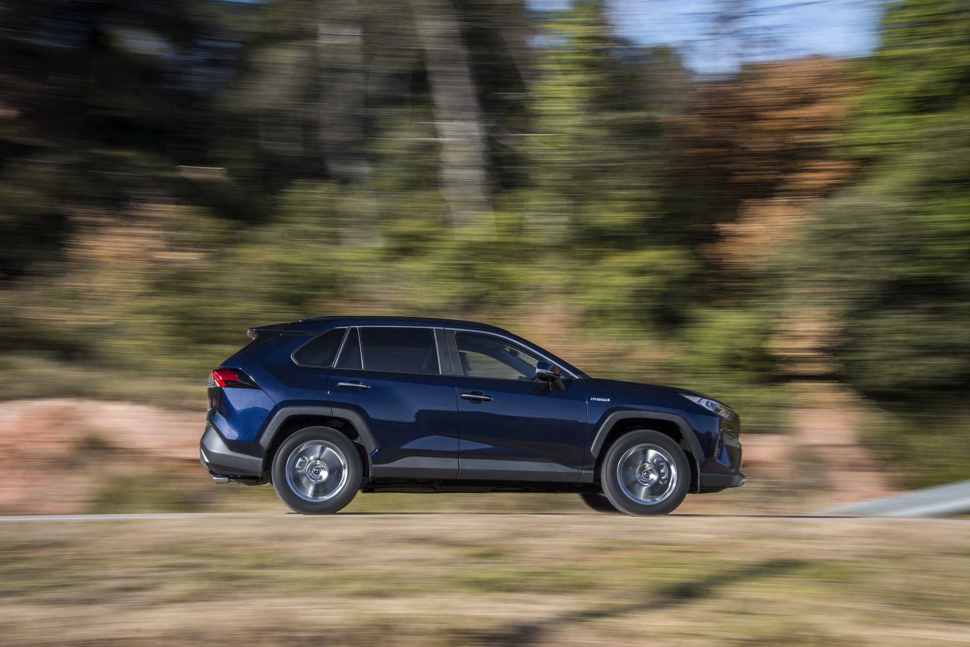 552865ec-2019-toyota-rav4-hybrid-29