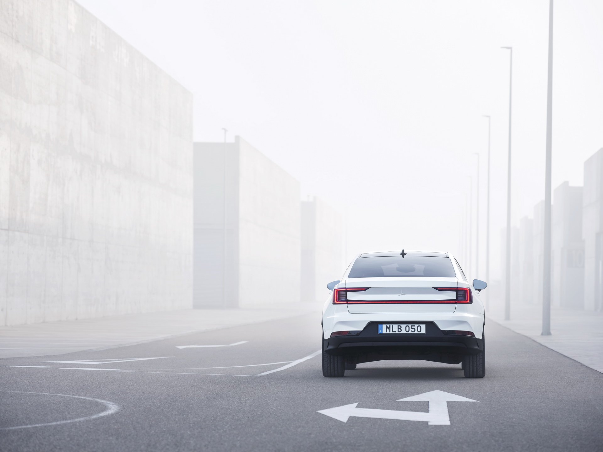 f69869a6-polestar_2_004