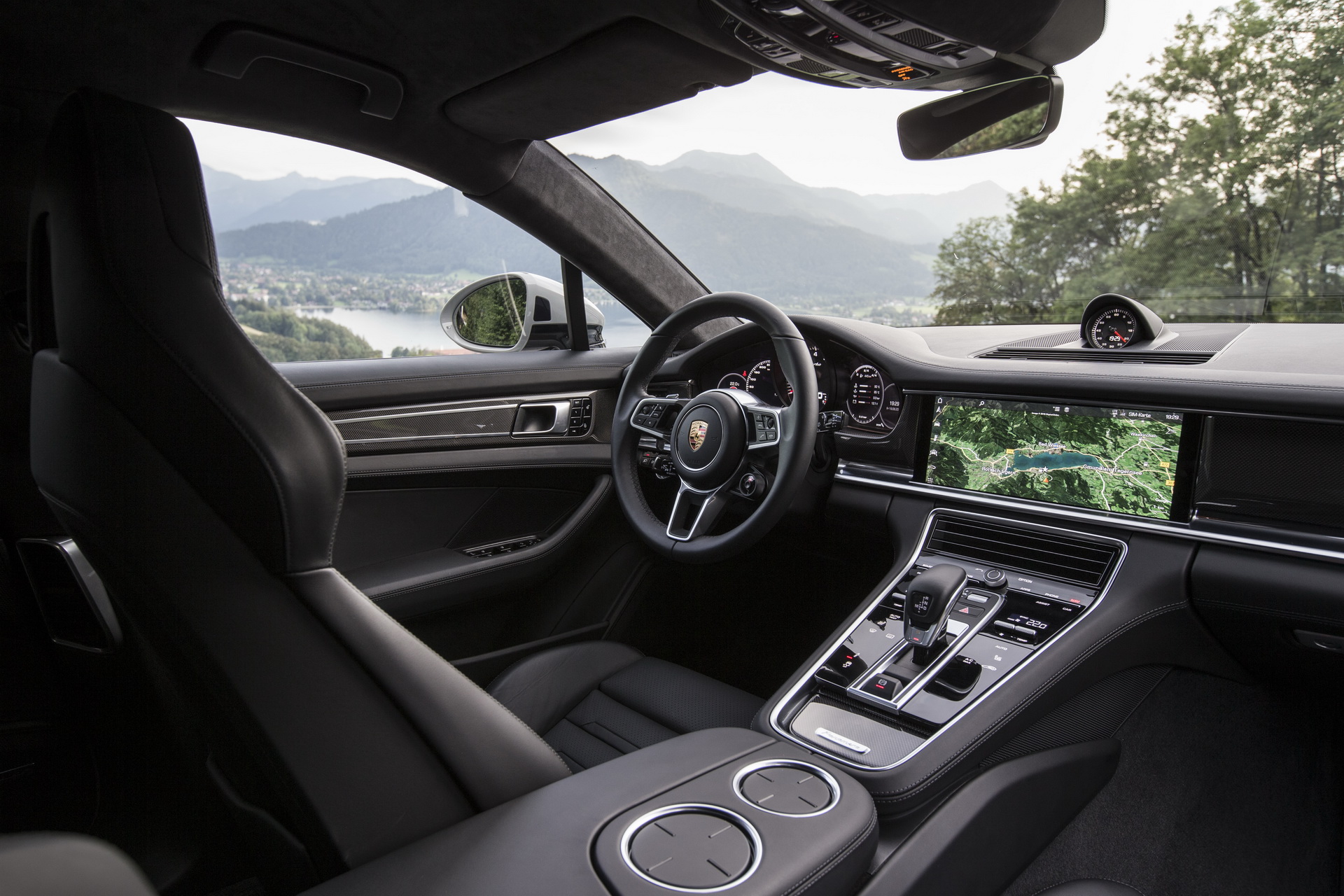 040024f8-porsche-panamera-10-year-anniversary-2