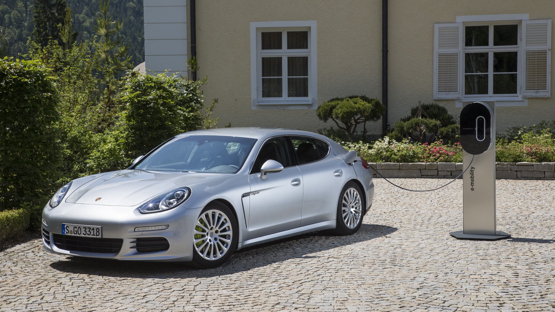 9b2412cd-porsche-panamera-10-year-anniversary-7