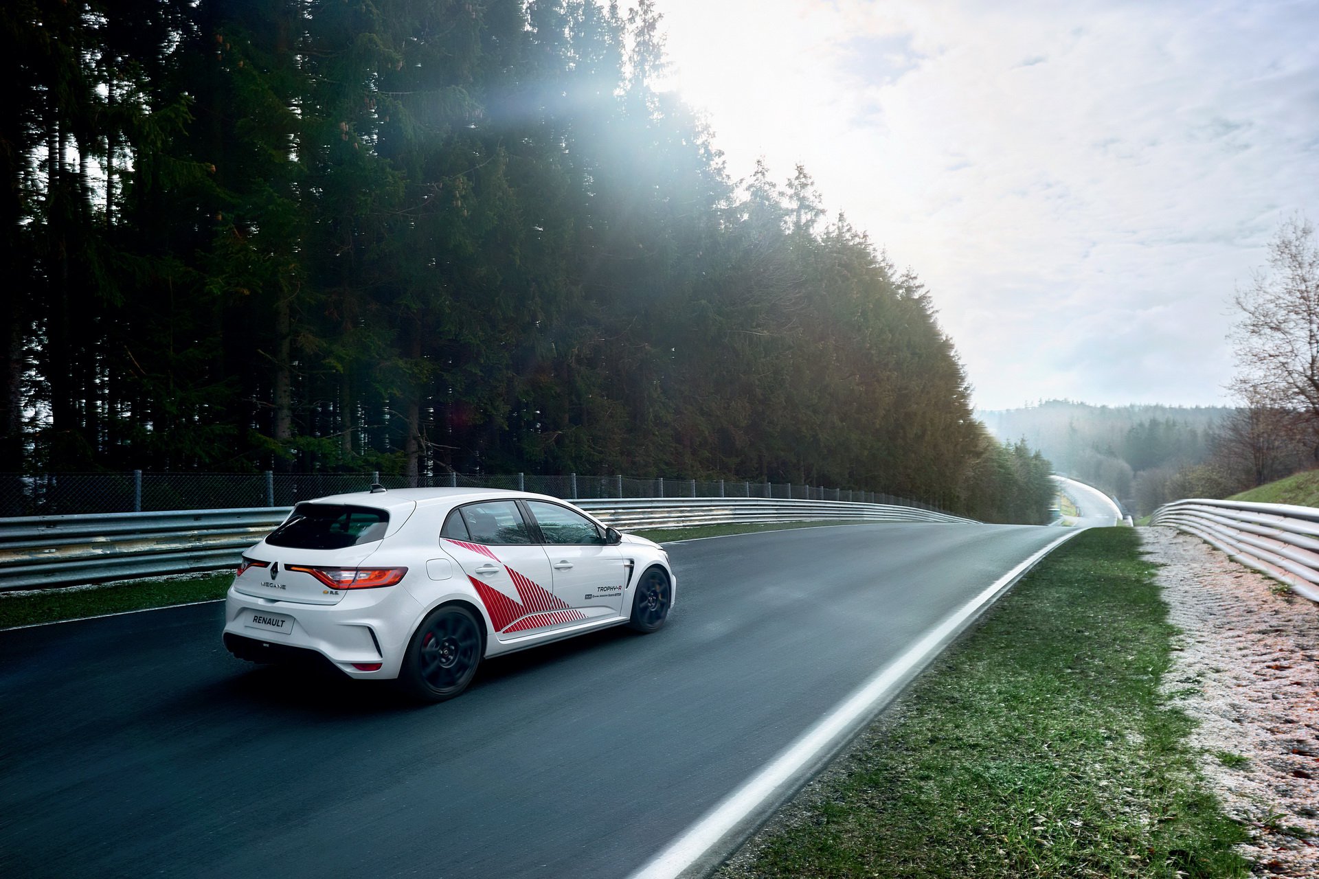 49153342-renault-megane-trophyr-nurburgring-3