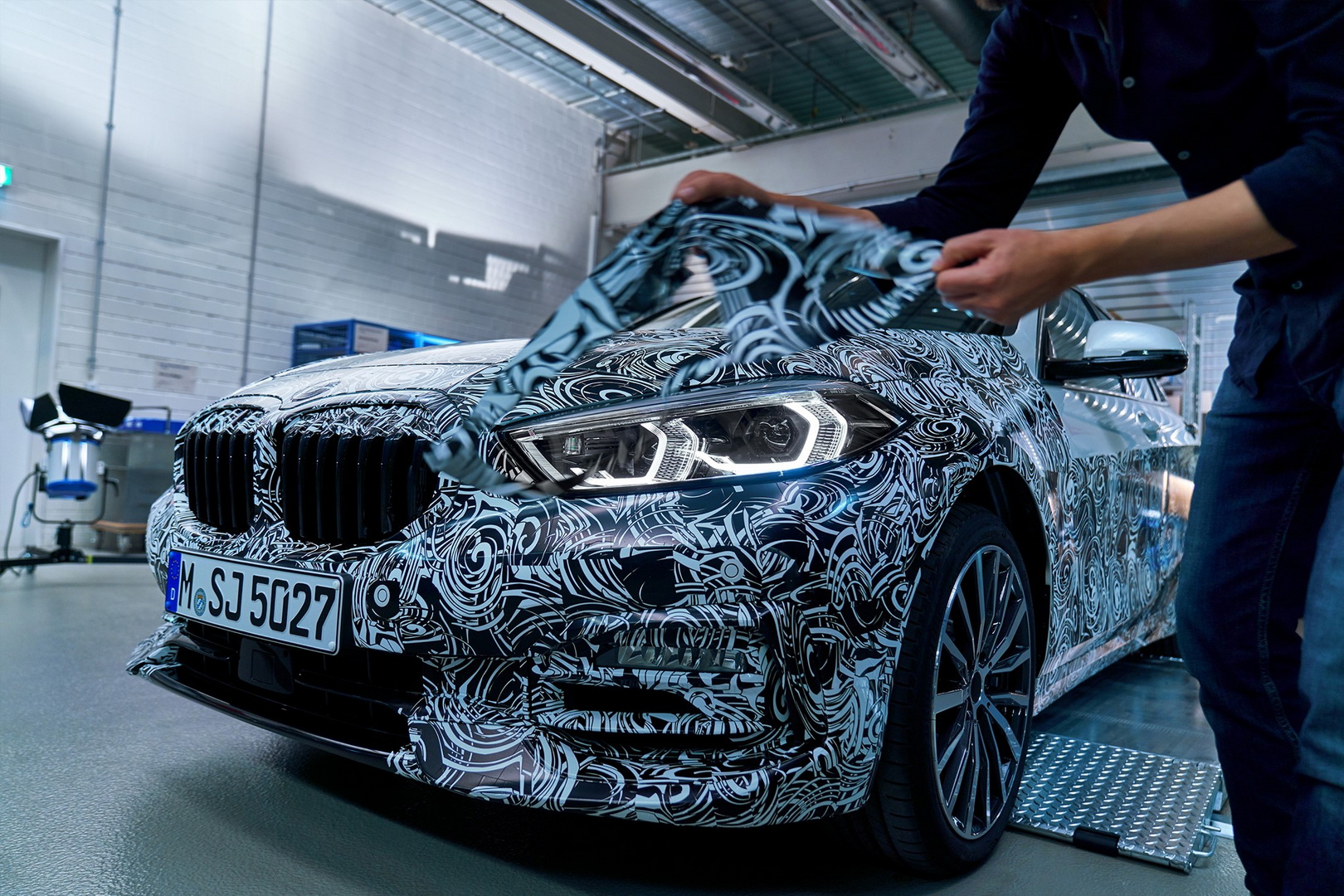 8d283f66-2020-bmw-1-series-teasers-3