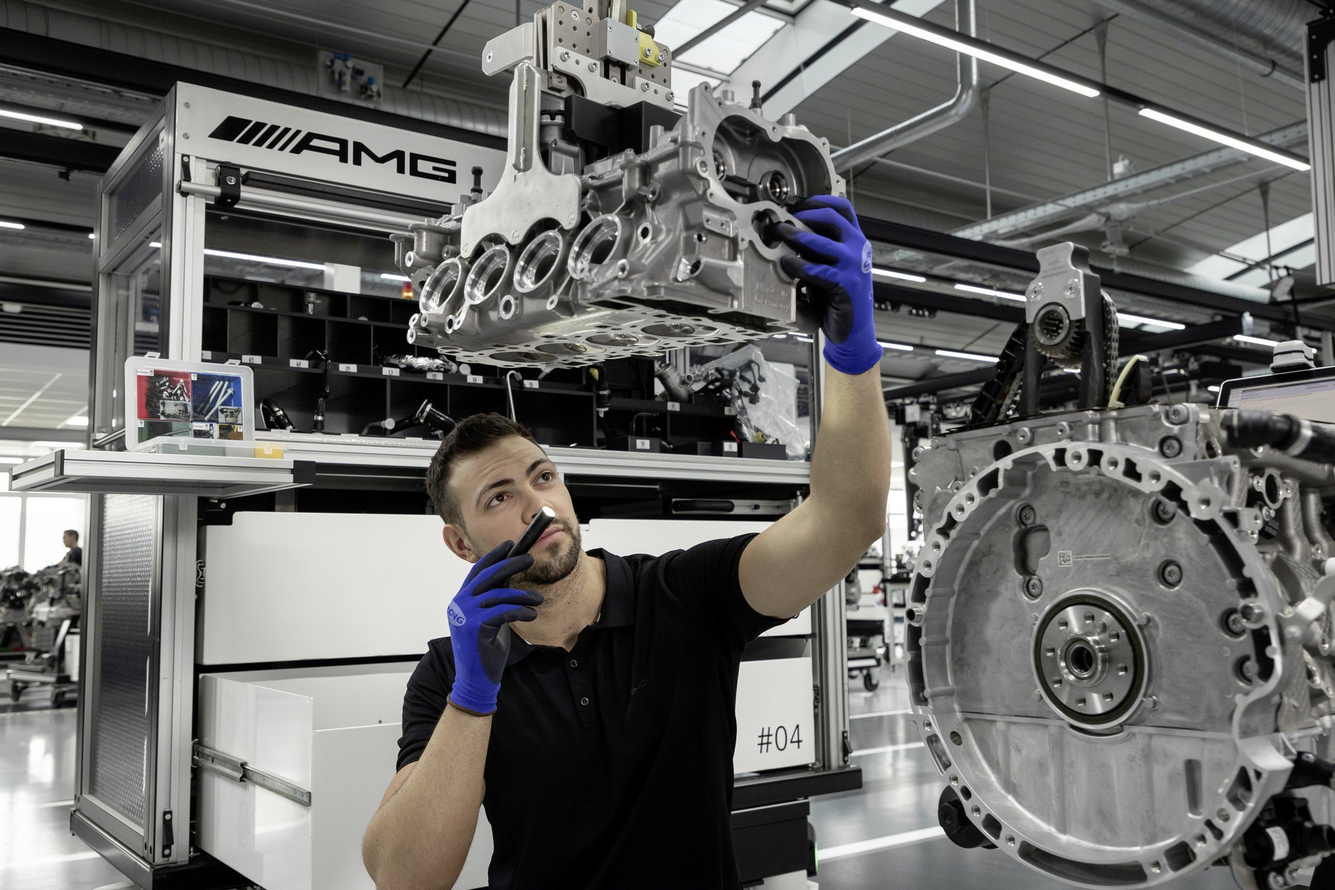 29e0bcd3-mercedes-amg-a45-engine-34
