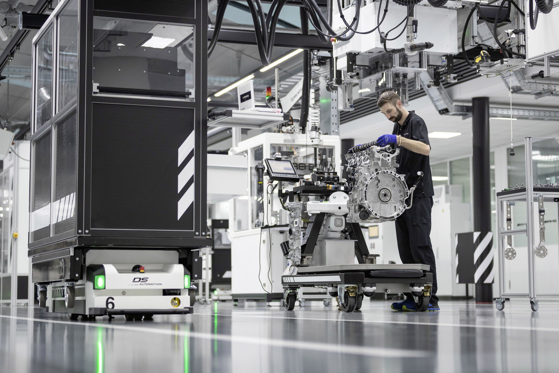 2f97665d-mercedes-amg-a45-engine-23