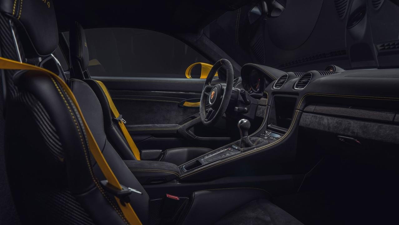 687b6c28-2020-porsche-cayman-gt4-10