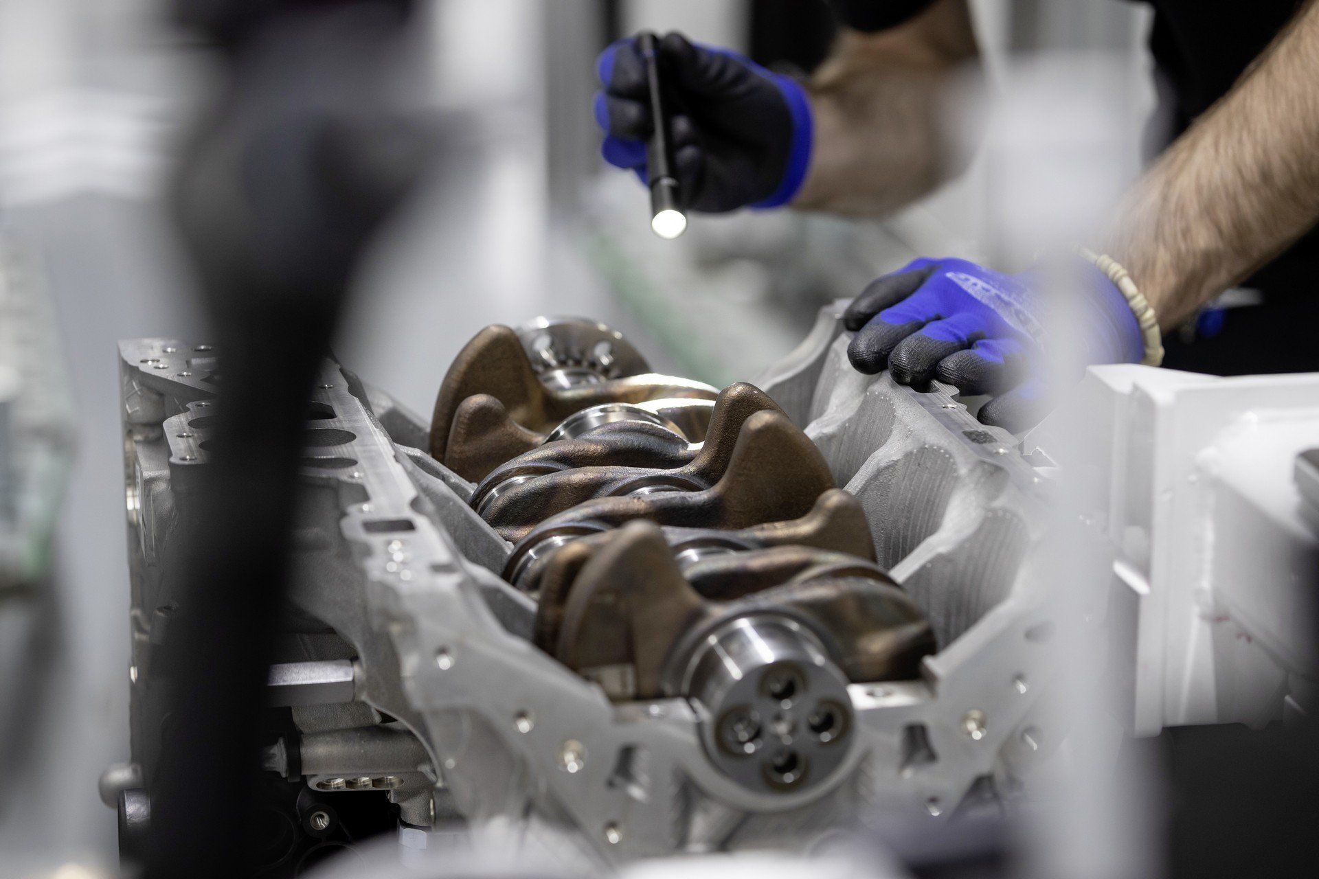 8cfe7b5c-mercedes-amg-a45-engine-11